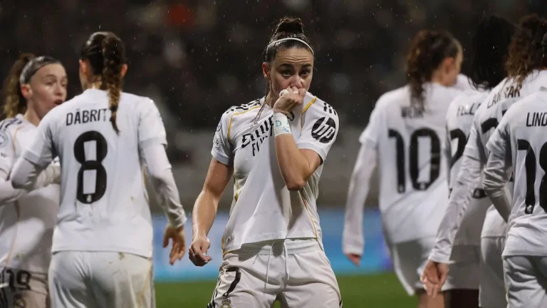 Athenea del Castillo celebrando su gol ante el Paris FC en el Stade Charléty bajo la lluvia.