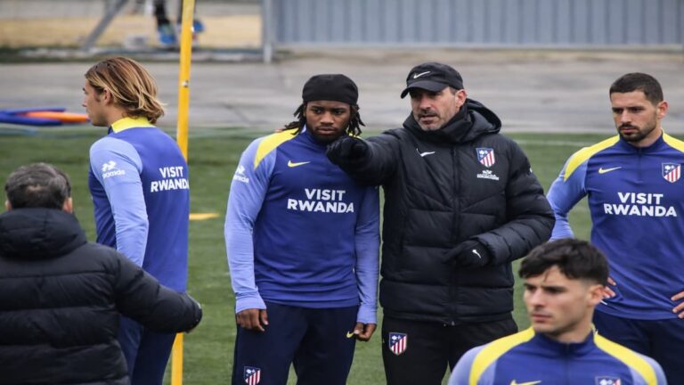 Ademola Lookman durante su primer entrenamiento táctico con el Atlético de Madrid bajo las órdenes de Simeone.
