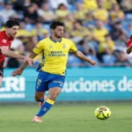 Estadio Municipal de Anduva bajo la iluminación nocturna, preparado para el encuentro entre el CD Mirandés y la UD Las Palmas.