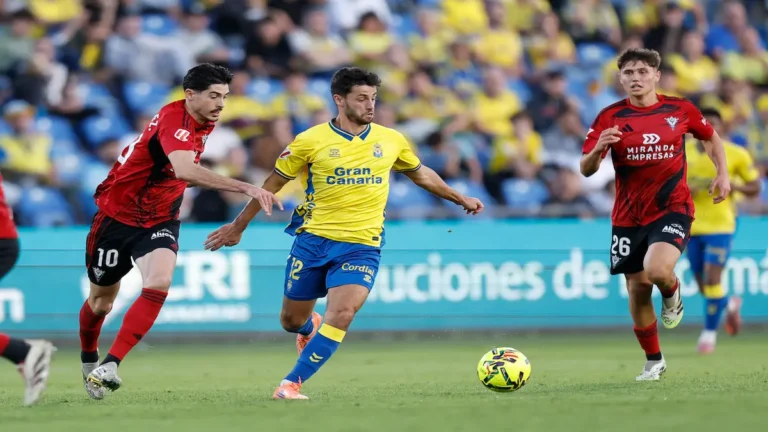 Estadio Municipal de Anduva bajo la iluminación nocturna, preparado para el encuentro entre el CD Mirandés y la UD Las Palmas.