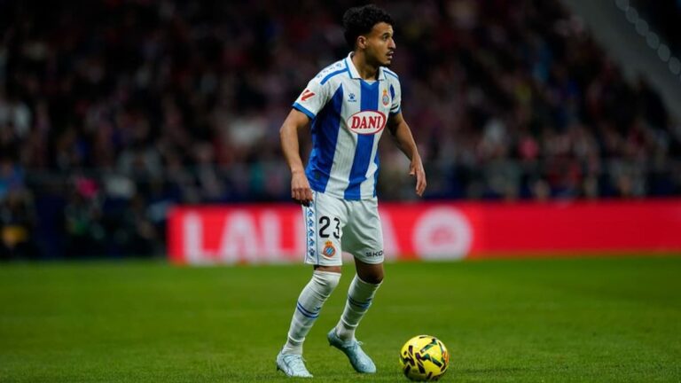 Omar El Hilali, lateral del Espanyol con el dorsal 23, en acción durante un partido de LaLiga EA Sports, temporada en la que es uno de los jugadores más utilizados por Manolo González.