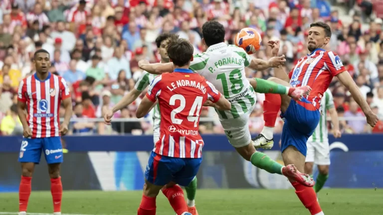 Jugadores del Real Betis durante un partido frente al Atlético de Madrid en el Metropolitano