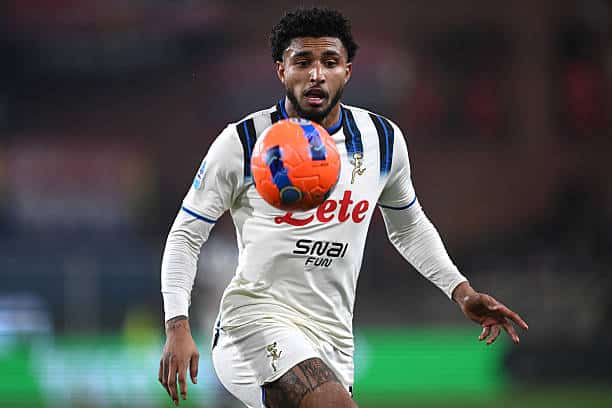 Ederson dos Santos, centrocampista del Atalanta, controlando un balón durante un partido de la Serie A.