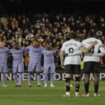 Jugadores del Real Madrid durante un partido en Mestalla frente al Valencia CF