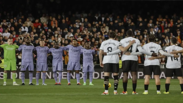 Jugadores del Real Madrid durante un partido en Mestalla frente al Valencia CF