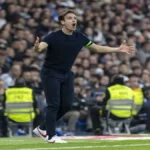 Iñigo Pérez, entrenador del Rayo Vallecano, dando instrucciones con intensidad durante un partido, reflejando su nuevo liderazgo exigente.