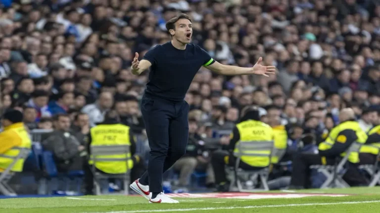 Iñigo Pérez, entrenador del Rayo Vallecano, dando instrucciones con intensidad durante un partido, reflejando su nuevo liderazgo exigente.