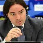 Raúl Martín Presa, presidente del Rayo Vallecano, con gesto serio durante una intervención en una rueda de prensa.