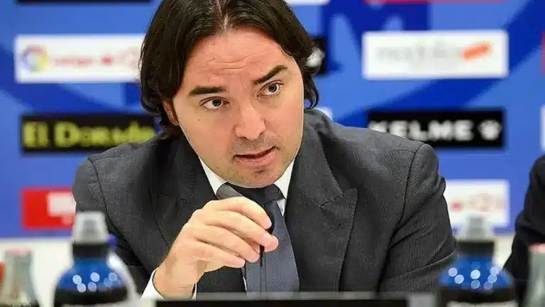 Raúl Martín Presa, presidente del Rayo Vallecano, con gesto serio durante una intervención en una rueda de prensa.