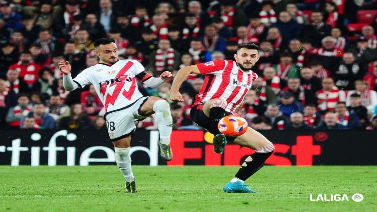 Jugadores del Athletic Club y del Rayo Vallecano durante un partido de LaLiga en Vallecas