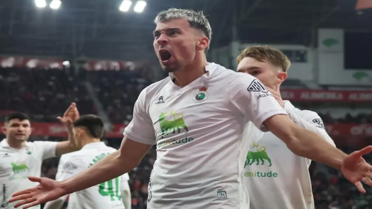 ugadores del Racing de Santander durante un partido de LaLiga Hypermotion en la temporada 2025-26.