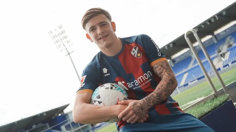 El centrocampista Gustavo Albarracín durante un entrenamiento, regresando al Deportivo Alavés en febrero de 2026.