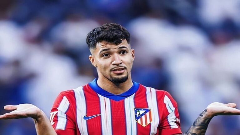 Marcos Leonardo con gesto de duda o explicación vistiendo la camiseta del Atlético de Madrid.