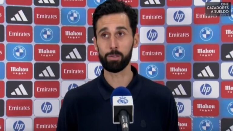 Álvaro Arbeloa hablando en zona mixta frente a un panel de patrocinadores del Real Madrid como Emirates, Mahou y HP.
