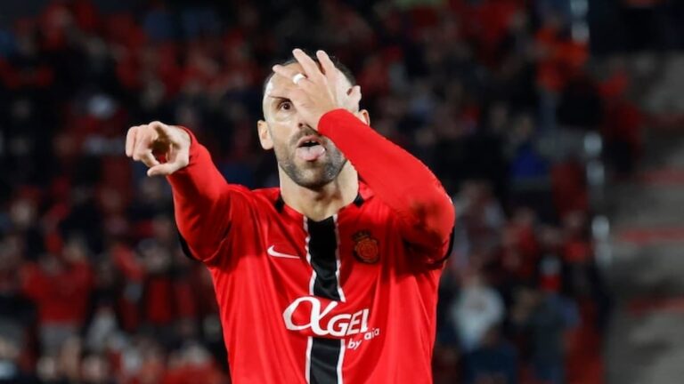 Vedat Muriqi con gesto serio durante una entrevista de radio reclamando fichajes para el RCD Mallorca.