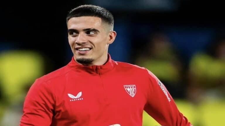 Álex Padilla, portero del Athletic Club, sonriendo durante un entrenamiento previo a las semifinales de la Copa del Rey.