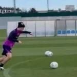 Gavi, centrocampista del FC Barcelona, realiza ejercicios de carrera y control de balón en el césped de la Ciudad Deportiva.