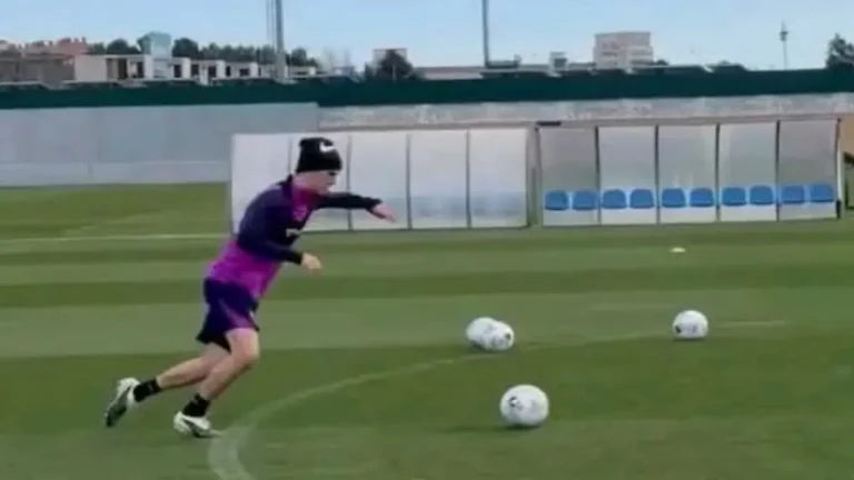 Gavi, centrocampista del FC Barcelona, realiza ejercicios de carrera y control de balón en el césped de la Ciudad Deportiva.