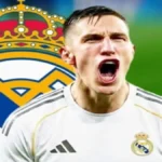 Nico Schlotterbeck celebrando un gol con el escudo del Real Madrid de fondo, representando el interés del club blanco.