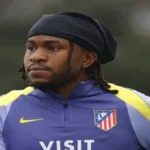 Ademola Lookman concentrado durante un entrenamiento con el Atlético de Madrid antes de la semifinal de Copa.