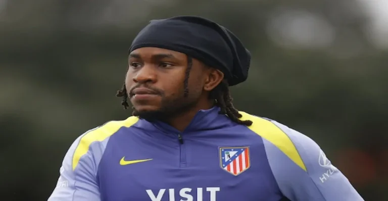 Ademola Lookman concentrado durante un entrenamiento con el Atlético de Madrid antes de la semifinal de Copa.