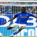 Eric Bailly, defensa central del Real Oviedo, durante una acción de juego en un partido oficial de 2026.