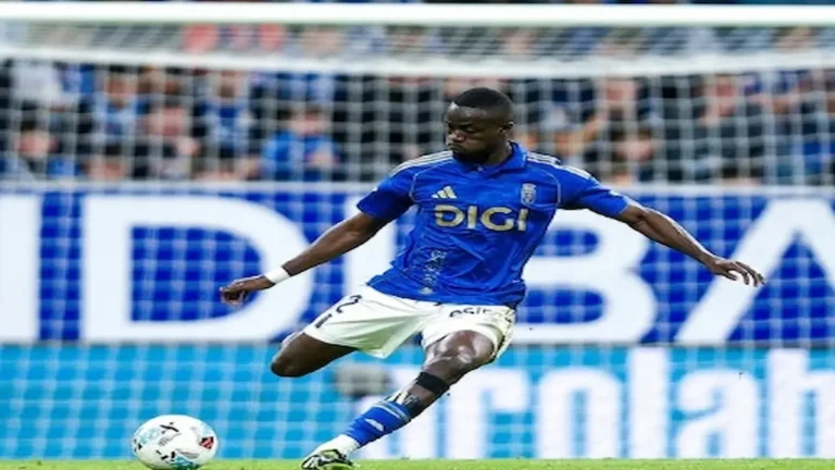 Eric Bailly, defensa central del Real Oviedo, durante una acción de juego en un partido oficial de 2026.