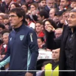 Ernesto Valverde, entrenador del Athletic Club, dando instrucciones con gesto serio durante el derbi ante la Real Sociedad en San Mamés.