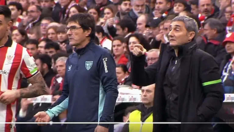 Ernesto Valverde, entrenador del Athletic Club, dando instrucciones con gesto serio durante el derbi ante la Real Sociedad en San Mamés.