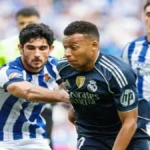 Kylian Mbappé en una acción de juego frente a defensores de la Real Sociedad durante la temporada 2025-26.