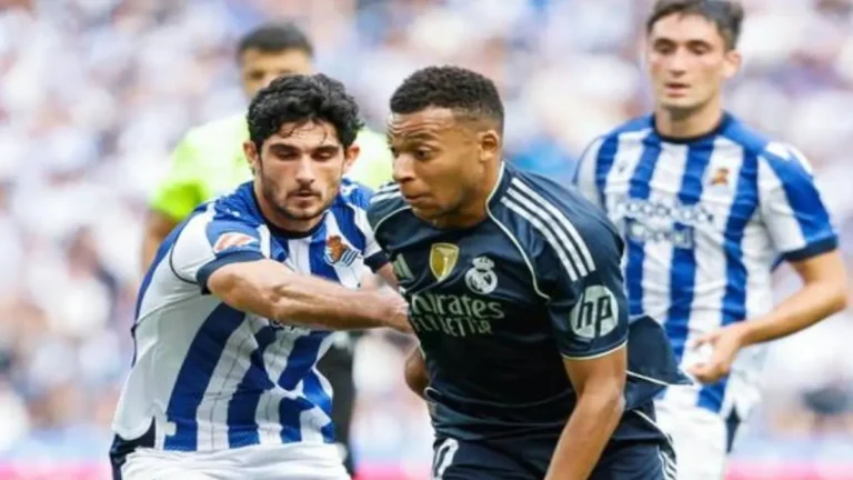 Kylian Mbappé en una acción de juego frente a defensores de la Real Sociedad durante la temporada 2025-26.