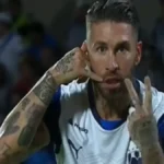 Sergio Ramos con la camiseta del Monterrey realizando un gesto con las manos durante un partido.