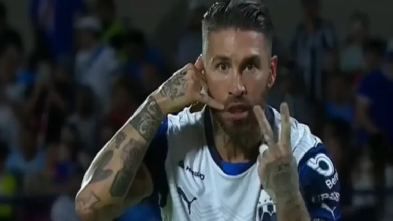 Sergio Ramos con la camiseta del Monterrey realizando un gesto con las manos durante un partido.
