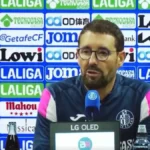 José Bordalás, entrenador del Getafe CF, hablando en una rueda de prensa frente a un fondo con logotipos de patrocinadores de LaLiga.