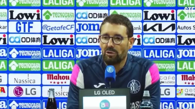 José Bordalás, entrenador del Getafe CF, hablando en una rueda de prensa frente a un fondo con logotipos de patrocinadores de LaLiga.