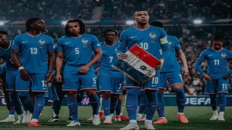 Jugadores de la selección de Francia, con Kylian Mbappé en el centro portando un banderín, antes de un partido internacional en 2026.
