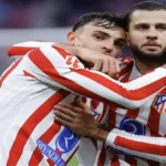 Marc Pubill y Dávid Hancko se abrazan celebrando la solidez defensiva del Atlético de Madrid tras ganar al Barcelona.