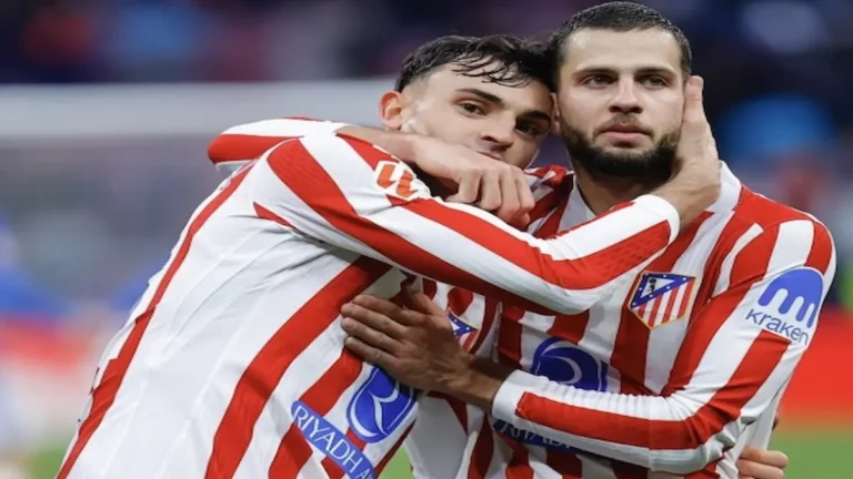 Marc Pubill y Dávid Hancko se abrazan celebrando la solidez defensiva del Atlético de Madrid tras ganar al Barcelona.