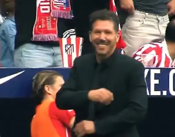 Diego Pablo Simeone celebra con euforia uno de los goles del Atlético de Madrid ante el FC Barcelona en el Metropolitano.