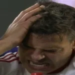 César Azpilicueta, jugador del Sevilla FC, con gesto de intenso dolor y llevándose la mano a la cabeza tras un impacto en el partido contra el Alavés.