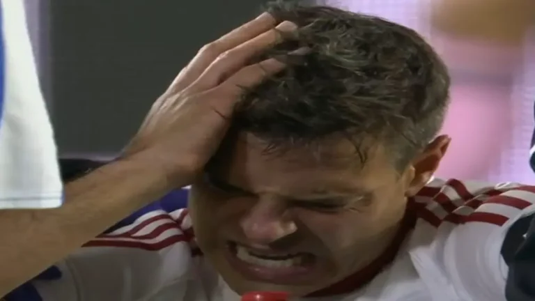 César Azpilicueta, jugador del Sevilla FC, con gesto de intenso dolor y llevándose la mano a la cabeza tras un impacto en el partido contra el Alavés.