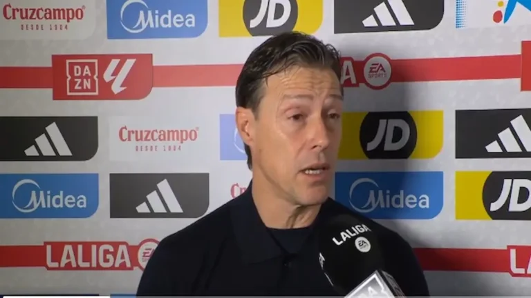 Matías Almeyda, entrenador del Sevilla FC, comparece en rueda de prensa ante los micrófonos de LaLiga tras su expulsión ante el Alavés.