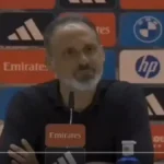 Pellegrino Matarazzo, entrenador de la Real Sociedad, en rueda de prensa con expresión seria ante un fondo con patrocinadores como Mahou, Adidas, HP y Emirates.