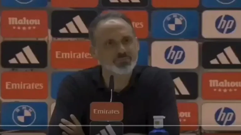 Pellegrino Matarazzo, entrenador de la Real Sociedad, en rueda de prensa con expresión seria ante un fondo con patrocinadores como Mahou, Adidas, HP y Emirates.