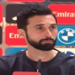 Álvaro Arbeloa, con barba y camiseta azul oscura, comparece en rueda de prensa ante los logotipos de Mahou, Adidas y Emirates tras vencer a la Real Sociedad.