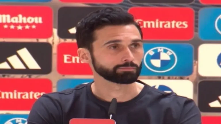 Álvaro Arbeloa, con barba y camiseta azul oscura, comparece en rueda de prensa ante los logotipos de Mahou, Adidas y Emirates tras vencer a la Real Sociedad.