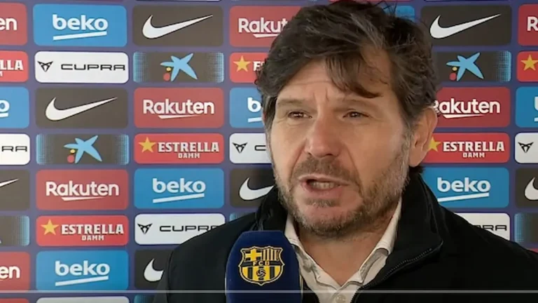 Mateu Alemany, directivo del Atlético de Madrid, habla en zona mixta ante un fondo de patrocinadores