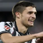 Beñat Gerenabarrena, centrocampista del CD Castellón, en acción durante un partido en el SkyFi Castalia, mostrando su control de balón y visión de juego.