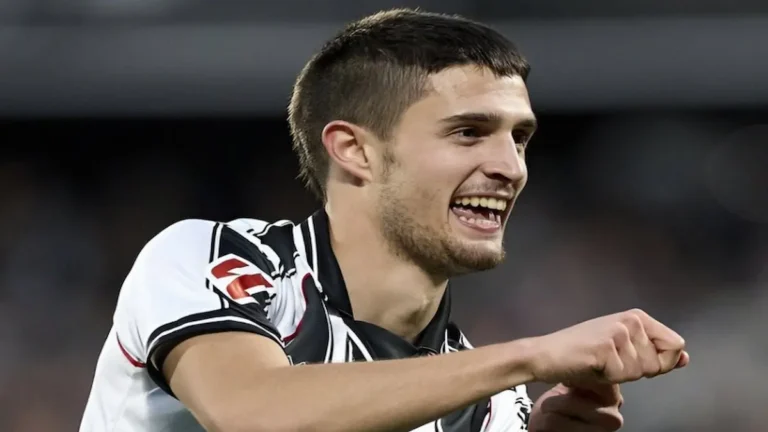 Beñat Gerenabarrena, centrocampista del CD Castellón, en acción durante un partido en el SkyFi Castalia, mostrando su control de balón y visión de juego.