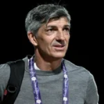 Imanol Alguacil con gesto serio y una mochila al hombro, llevando las acreditaciones de la Saudi Pro League tras un encuentro.